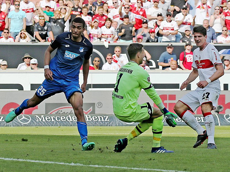 Zu sp&#228;t: Hoffenheims Kevin Akpoguma hatte gegen Stuttgarts Mario Gomez immer wieder das Nachsehen.
