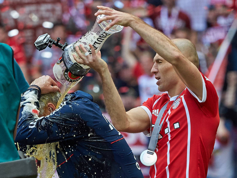 Vieldiskutierte Meisterfeier: Arjen Robben und Carlo Ancelotti im Mai 2017.