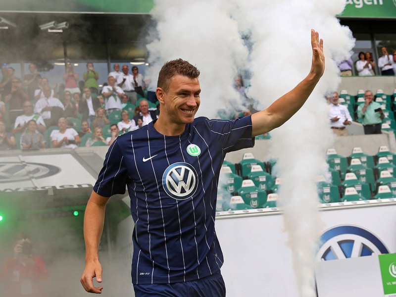 Edin Dzeko leidet mit seinem Ex-Klub VfL Wolfsburg mit - hier beim 20-j&#228;hrigen Aufstiegsjubil&#228;um.
