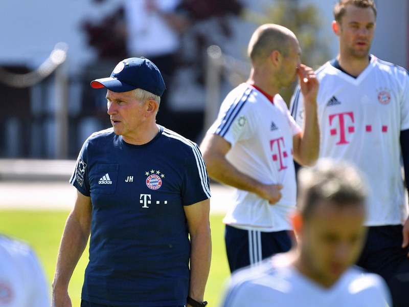 Bayern-Trainer Jupp Heynckes, im Hintergrund die beiden Sorgenkinder Arjan Robben und Manuel Neuer.