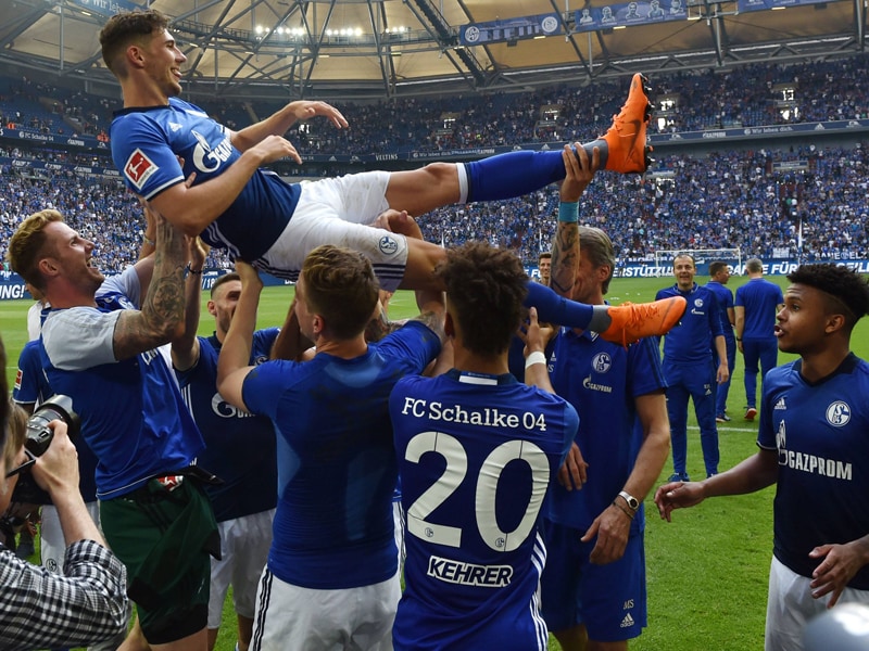 Auf H&#228;nden getragen: Schalkes Mannschaft lie&#223; Leon Goretzka noch einmal hochleben.