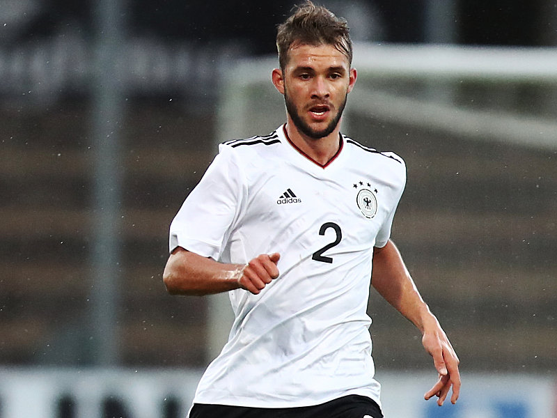 Juniorennationalspieler Simon Asta hat beim FC Augsburg seinen ersten Profivertrag unterschrieben.