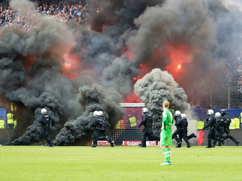 Beim Spiel Hamburg gegen Gladbach am letzten Spieltag: HSV-Chaoten werfen Bengalos auf das Spielfeld.