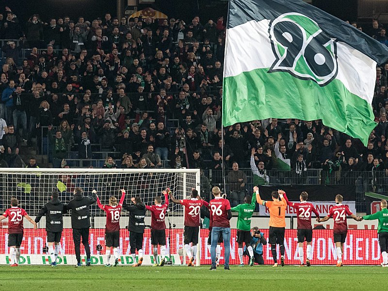 Sollen gemeinsam durch die Saison 2018/19 gehen: Spieler und Fans von Hannover 96.