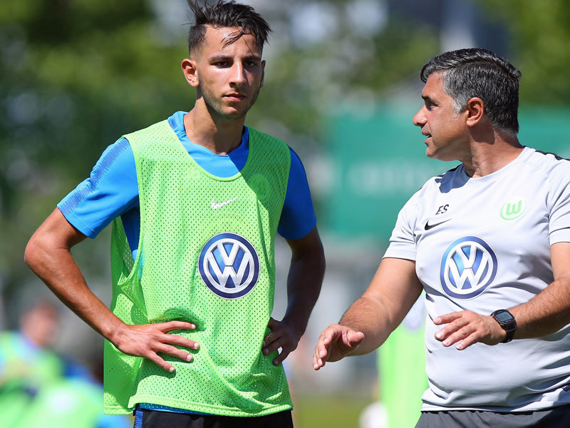 Wieder verletzt: Wolfsburgs Ismail Azzaoui, hier mit Co-Trainer Eddy S&#246;zer.