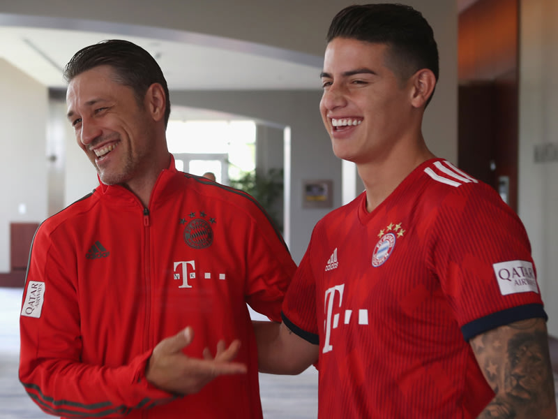 Beste Laune bei den Bayern in Miami: Trainer Niko Kovac und James.