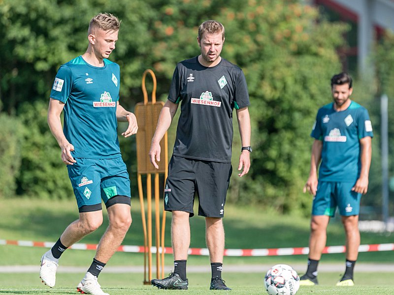 Arbeitet derzeit mit seinen Sch&#252;tzlingen in Grassau: Werder-Coach Florian Kohfeldt (Mitte).