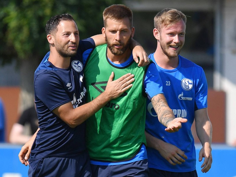 Der Teamgeist stimmt: Schalke-Trainer Domenico Tedesco mit Guido Burgstaller und Cedric Teuchert (v.l.).