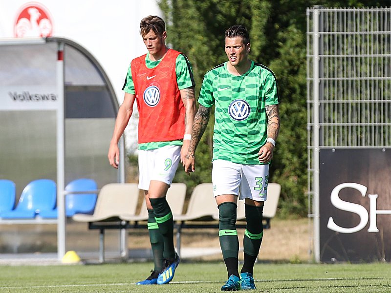 Duell im Wolfsburger Sturmzentrum: Wout Weghorst (li.) und Daniel Ginczek.