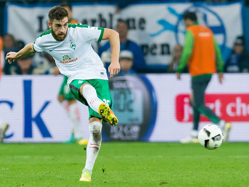 Eifriger Passgeber: Bremens Thanos Petsos im Spiel auf Schalke.