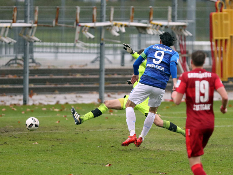 Mal wieder ein Gl&#252;cksmoment: Dominik Stroh-Engel netzt f&#252;r Darmstadt beim 4:1-Sieg &#252;ber den VfB Stuttgart ein.