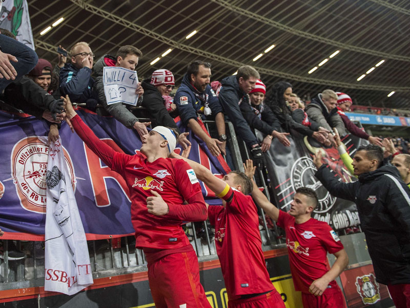 Locken im Dezember viele Fans an: die Profis von RB Leipzig, hier nach dem 3:2 in Leverkusen.