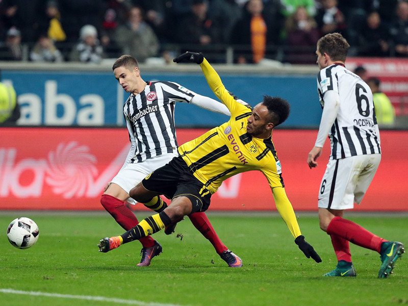 Elfmeter oder kein Elfmeter? Frankfurts Mijat Gacinovic (l.) gegen Dortmunds Pierre-Emerick Aubameyang.