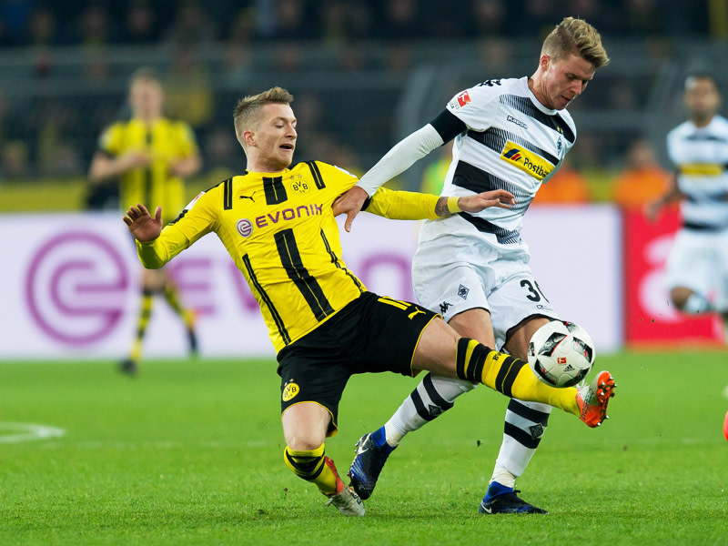An drei der vier Gegentreffer beteiligt: Gladbachs Nico Elvedi, hier rechts gegen Dortmunds Marco Reus. 
