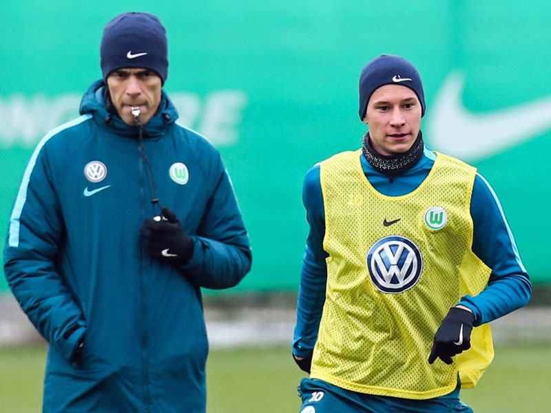 Abpfiff oder Anpfiff? Wolfsburgs Trainer Valerien Ismael und sein Problemfall Julian Draxler.