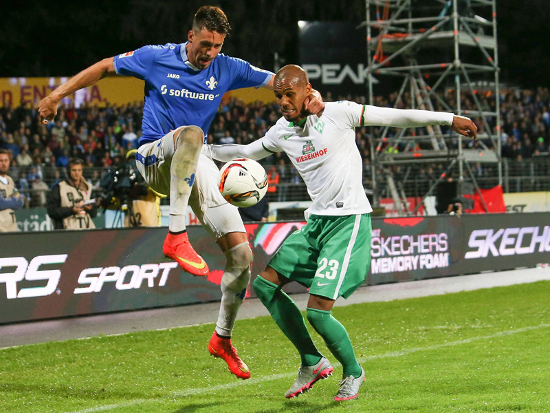Das j&#252;ngste Duell gegen Werder Bremen (rechts: Theodor Gebre Selassie) bestritt Sandro Wagner noch im Lilien-Dress.