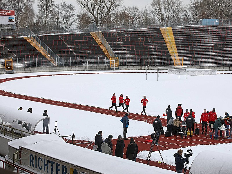 Ab in den Schnee: Trainingsauftakt in Augsburg.