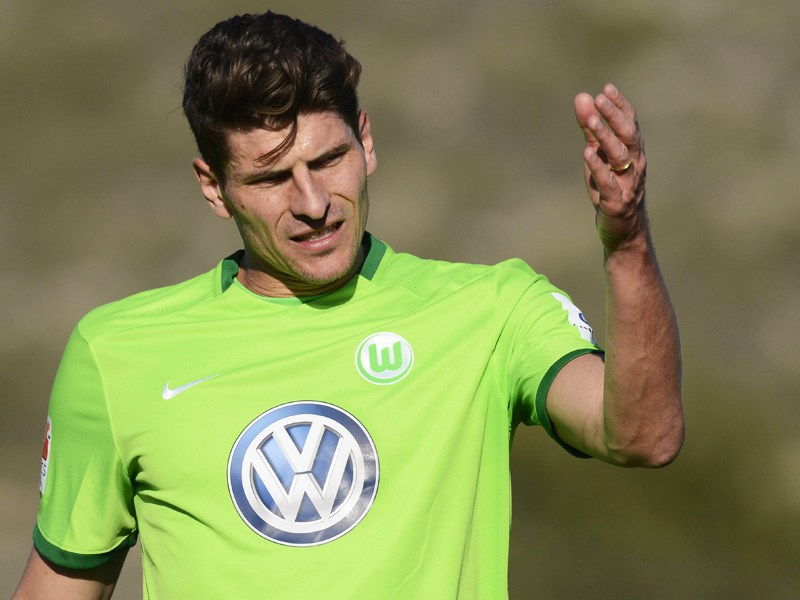 Geht optimistisch in die R&#252;ckrunde: Wolfsburgs Angreifer Mario Gomez. 