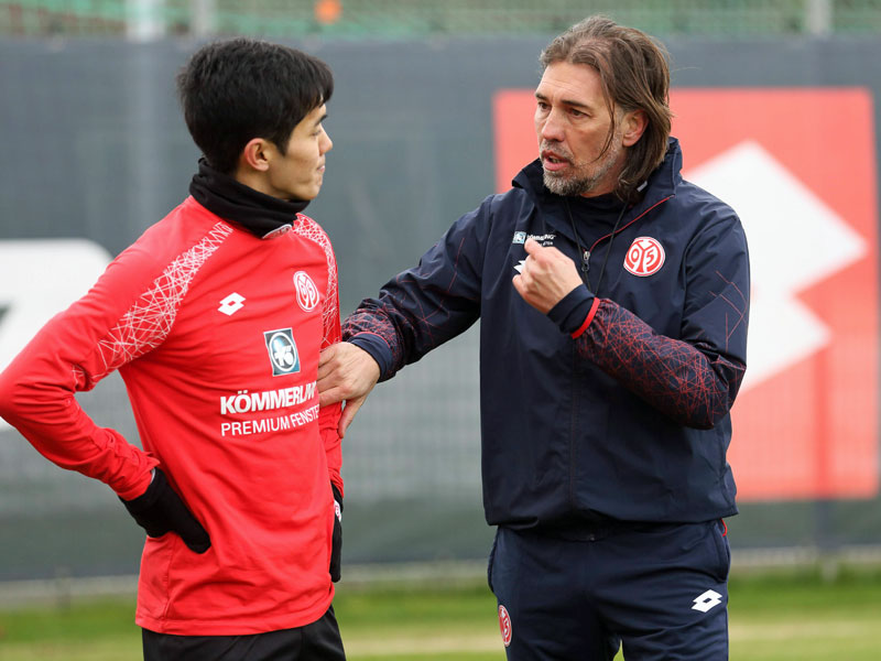 Der Mainzer Trainer Martin Schmidt und sein Angreifer Yoshinori Muto.