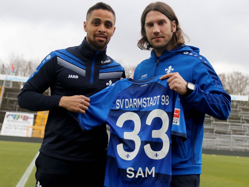 Wird beim SV Darmstadt 98 mit der R&#252;ckennummer 33 auflaufen: Sidney Sam (links neben Trainer Torsten Frings).