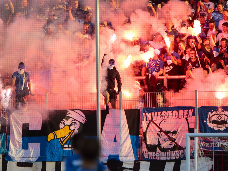 Pyrotechnik im HSV-Block beim DFB-Pokalspiel in Zwickau: Der DFB hat die Hanseaten bestraft.