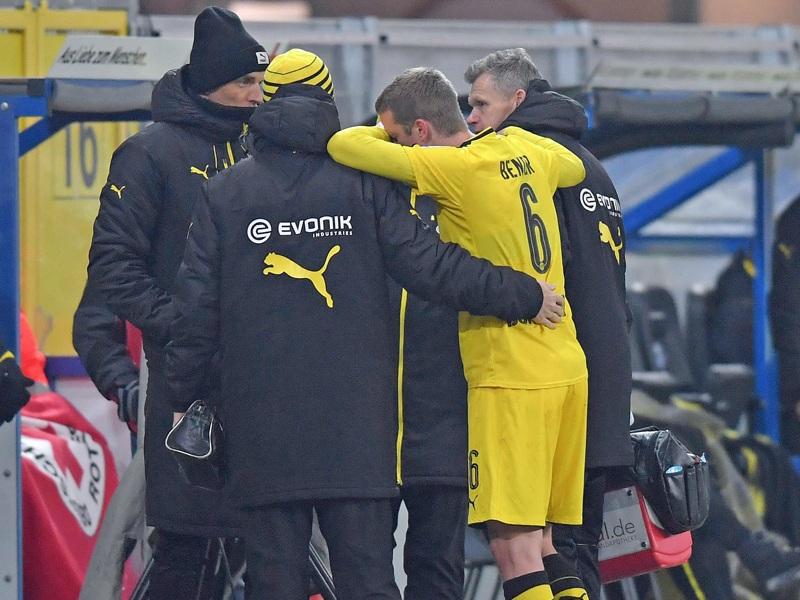 Dortmunds Sven Bender verletzte sich im Spiel gegen Paderborn am Kn&#246;chel und musste ausgewechselt werden. 