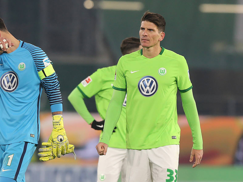 War nach der Heimniederlage gegen Augsburg sichtlich bedient: Wolfsburgs Mario Gomez.