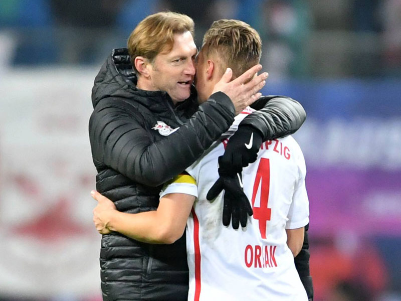 Will auch in Dortmund gewinnen: Leipzigs Coach Ralph Hasenh&#252;ttl (l.).