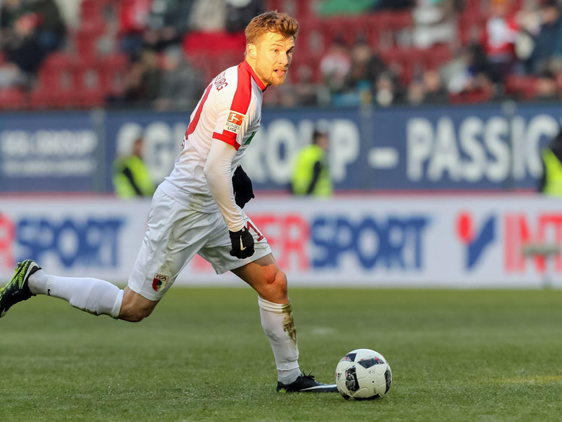 Gegen Bremen vielleicht wieder am Ball: FCA-Kapit&#228;n Daniel Baier.