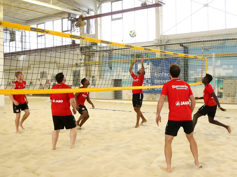 Sand statt Rasen: Die Bayer-Profis trainierten spielten am Dienstag Beachvolleyball.
