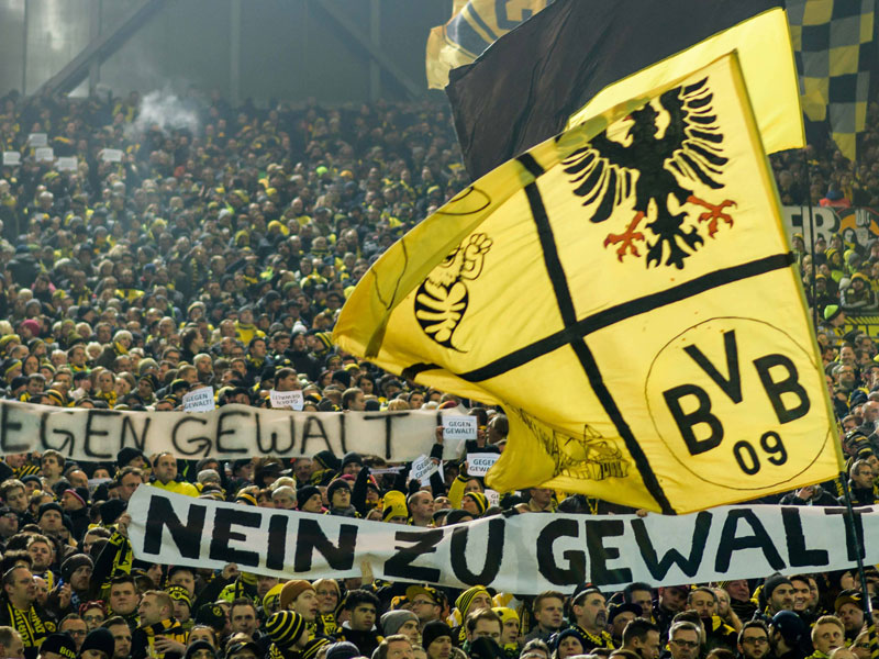 Beim Pokalspiel gegen Hertha BSC am Mittwoch positionierten sich viele BVB-Fans gegen Gewalt.
