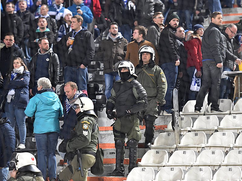 H&#246;chste Sicherheitsstufe: Die Polizei behielt die Schalker Fans im Auge. 