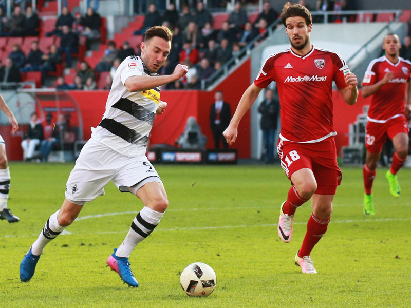 Bundesliga-Startelf-Comeback: Gladbachs Josip Drmic, links gegen Ingolstadts Romain Bregerie. 