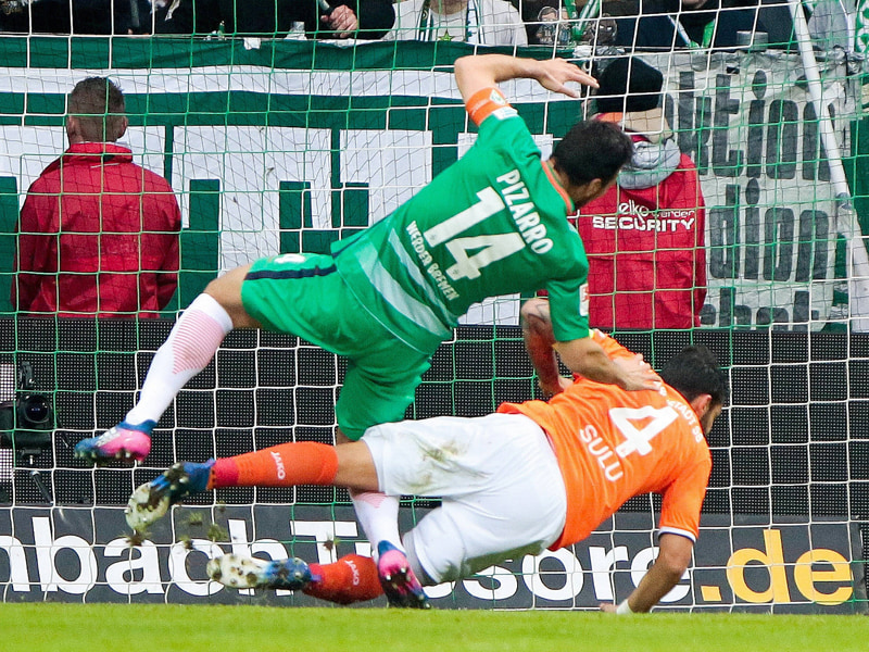Nach Aytac Sulus Einsteigen gegen Claudio Pizarro gab es Elfmeter f&#252;r Bremen. 