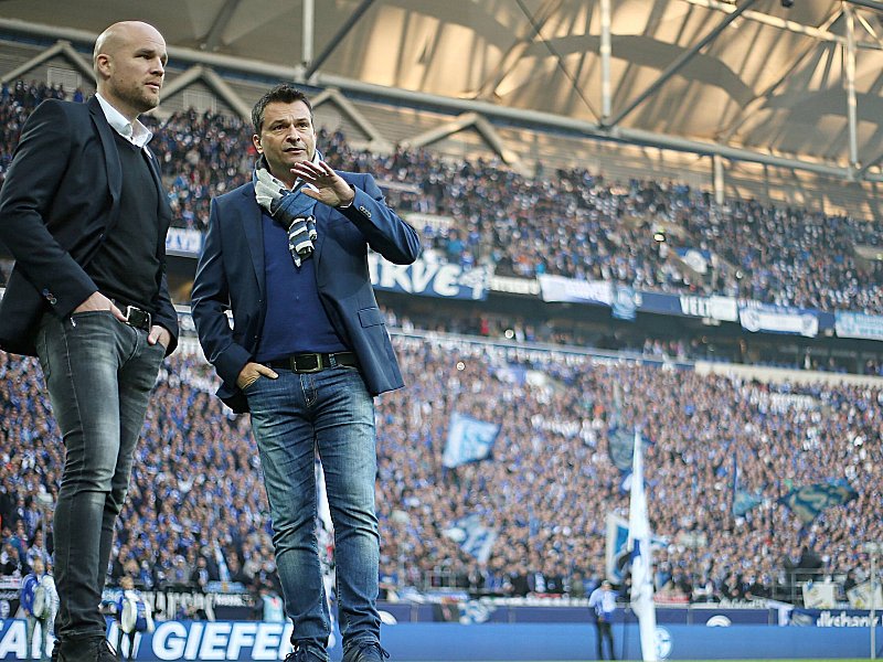 Ist f&#252;r das Duell mit Schalke &quot;sehr zuversichtlich&quot;: Der Mainzer Sportdirektor Rouven Schr&#246;der (li.).
