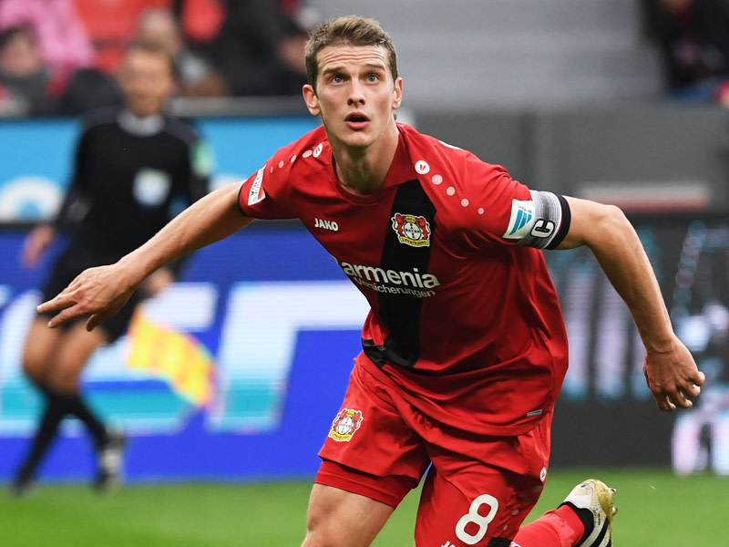 Noch nicht wieder beschwerdefrei: Bayer Leverkusens Kapit&#228;n Lars Bender. 