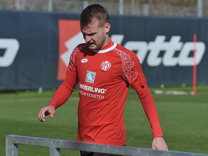 Training abgebrochen: Daniel Brosinski hat sich im Training der Mainzer verletzt.