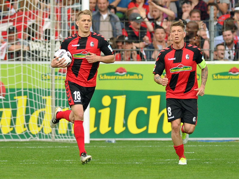 Nils Petersen (l.) erzielte gegen Bremen sein insgesamt 17. Jokertor in der Bundesliga. Zu einem Punktgewinn trug dies aber nicht bei.