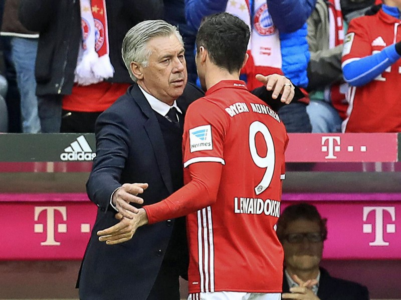 Ist zufrieden mit seinem Goalgetter: Carlo Ancelotti nimmt Robert Lewandowski in Empfang.