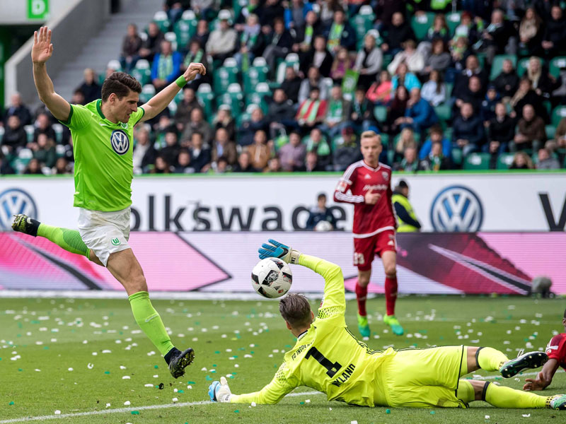 Geschlafen: &#214;rjan Nyland kassiert nach Schuss von Mario Gomez das 0:3 in Wolfsburg.