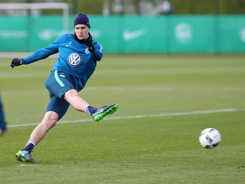 H&#228;ngt sich im Training voll rein: Wolfsburgs Innenverteidiger Philipp Wollscheid.