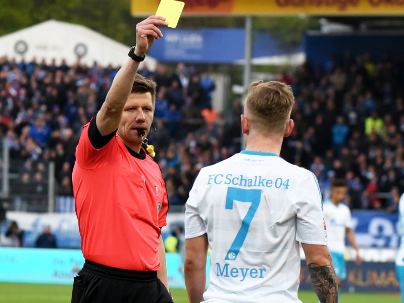 Ihm droht eine Sperre: Schalkes Max Meyer hat schon vier gelbe Karten gesehen. 