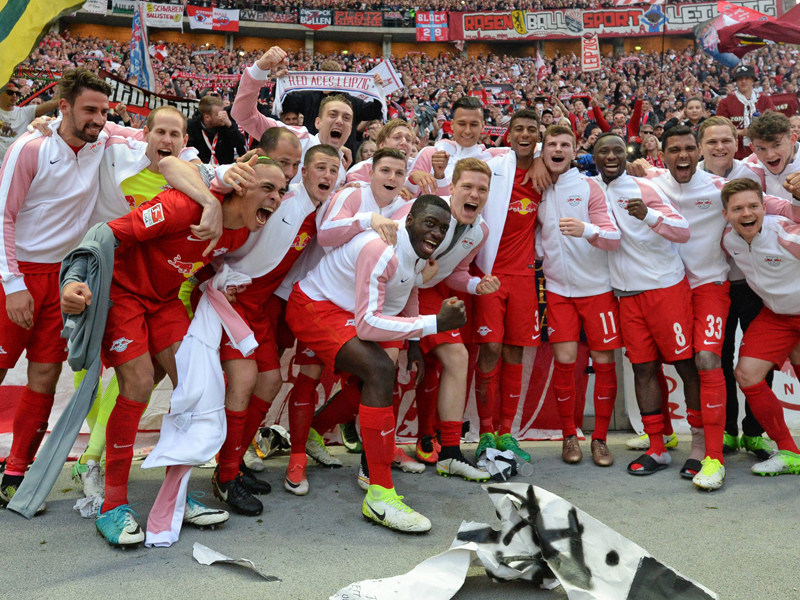 Gut gelaunt: Leipzigs Spieler feiern den Einzug in die Champions League.