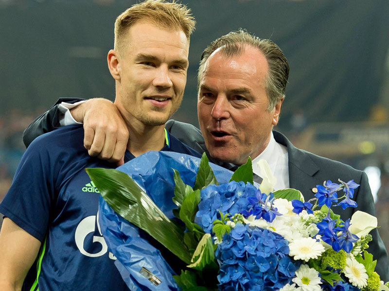 Abschied mit blau-wei&#223;en Blumen: Holger Badstuber und Schalkes Aufsichtsratsvorsitzender Clemens T&#246;nnies.