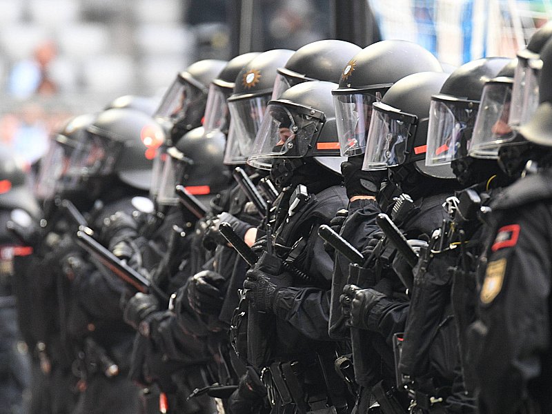 Soll k&#252;nftig h&#228;rter durchgreifen: Die Polizei in deutschen Stadien. 