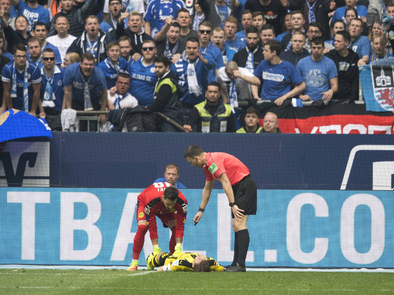 Marcel Schmelzer auf Schalke verletzt am Boden - diese Szene besch&#228;ftige das DFB-Sportgericht.
