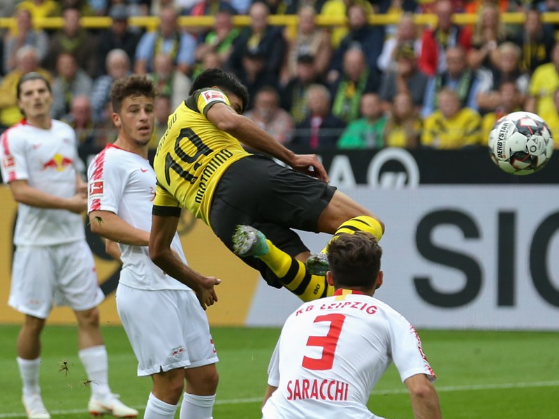 Spektakul&#228;r eingek&#246;pft: Dortmunds Mahmoud Dahoud lag beim 1:1 quer in der Luft.