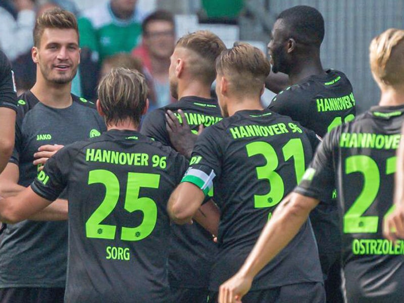 Hannover jubelt &#252;ber den Treffer von Hendrik Weydandt (li.).