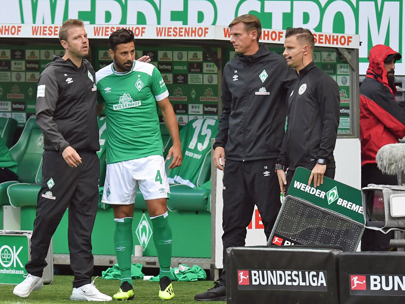 Er soll Edeljoker bleiben: Werder-Coach Florian Kohfeldt (l.) baut auf Claudio Pizarro (#4).