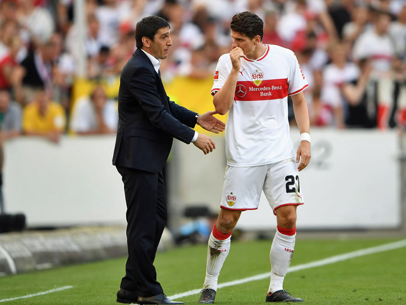 Er hing gegen Bayern in der Luft: VfB-Angreifer Mario Gomez (r.) wird von Trainer Tayfun Korkut in Schutz genommen.